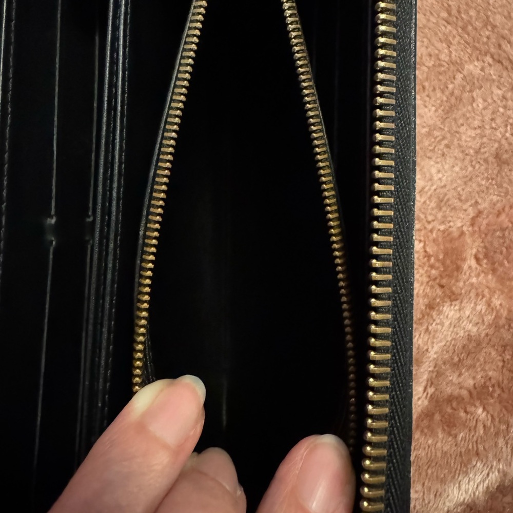 Authentic Louis Vuitton Vernis Cream Zippy Wallet Elegant Design - Picture 6 of 6